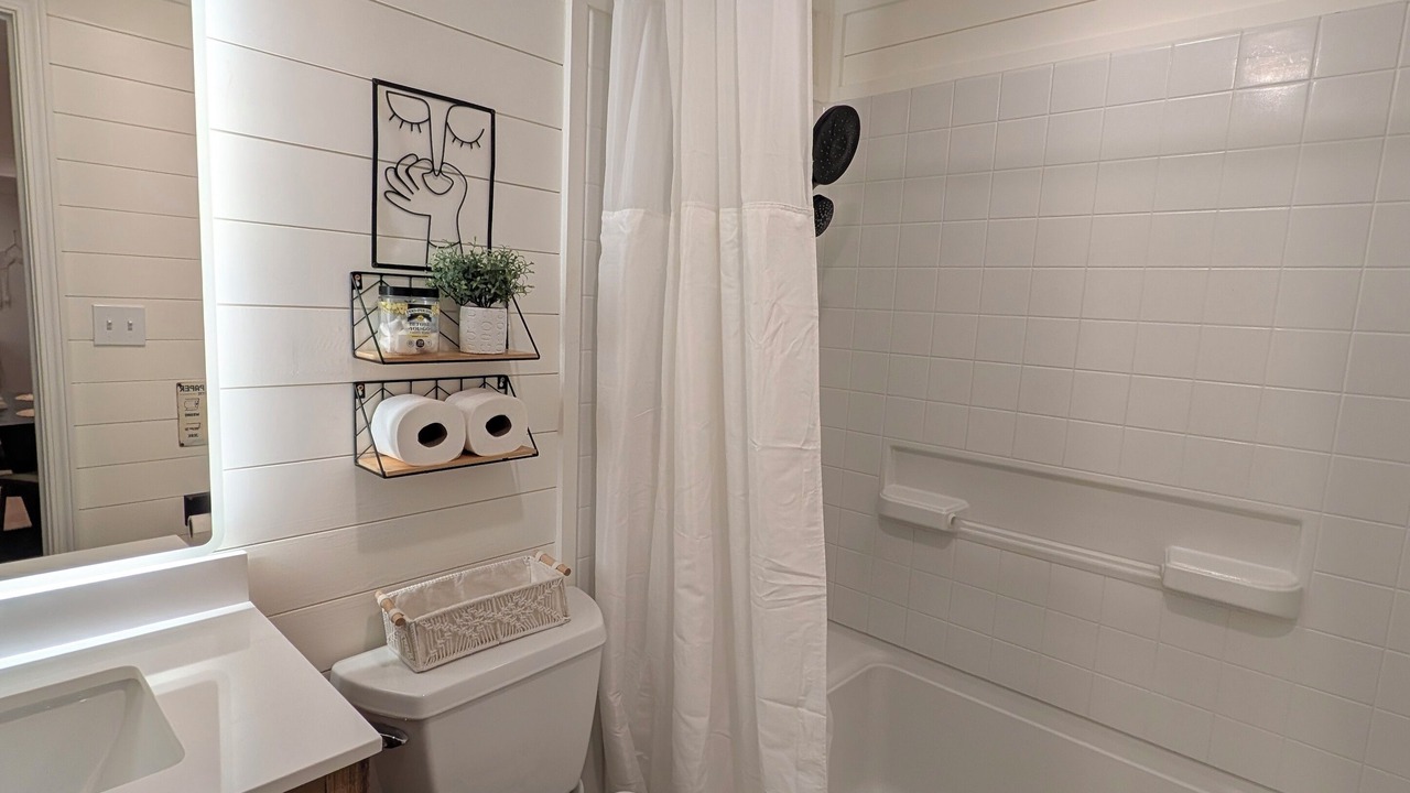 Photo of Bathroom in Kodak