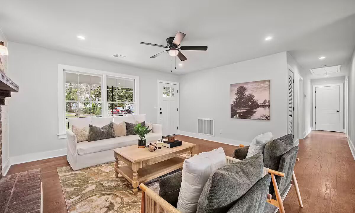 Photo of Livingroom in Summerville Historic District