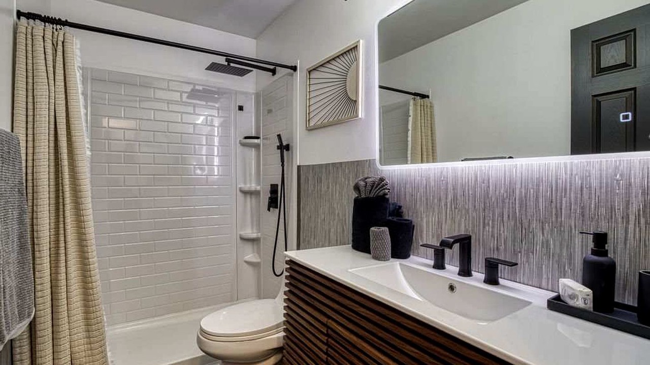 Photo of Bathroom in Kodak