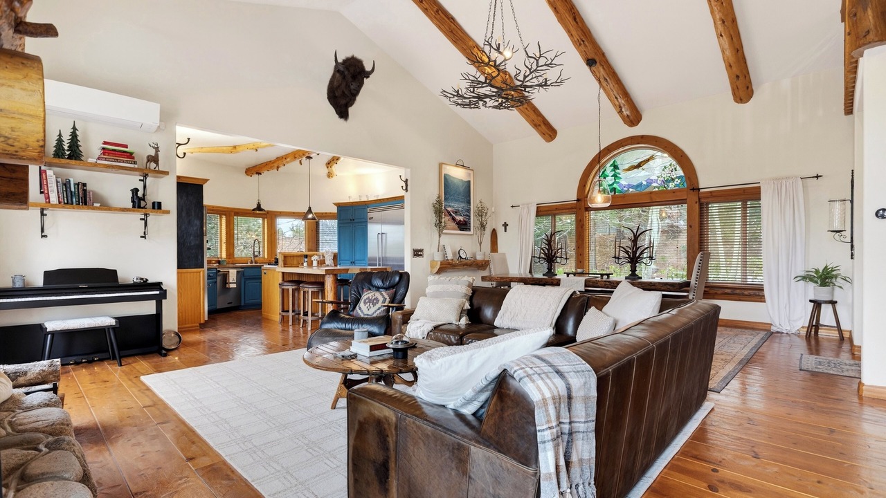 Photo of Livingroom in Lake Arrowhead