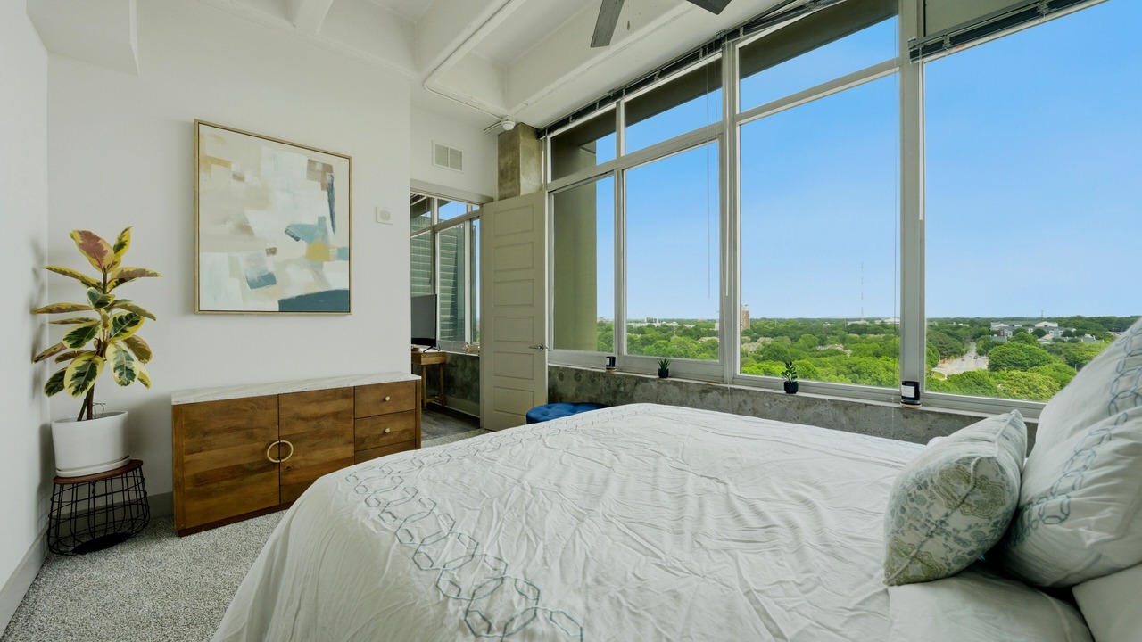 Photo of Bedroom in Peachtree Center