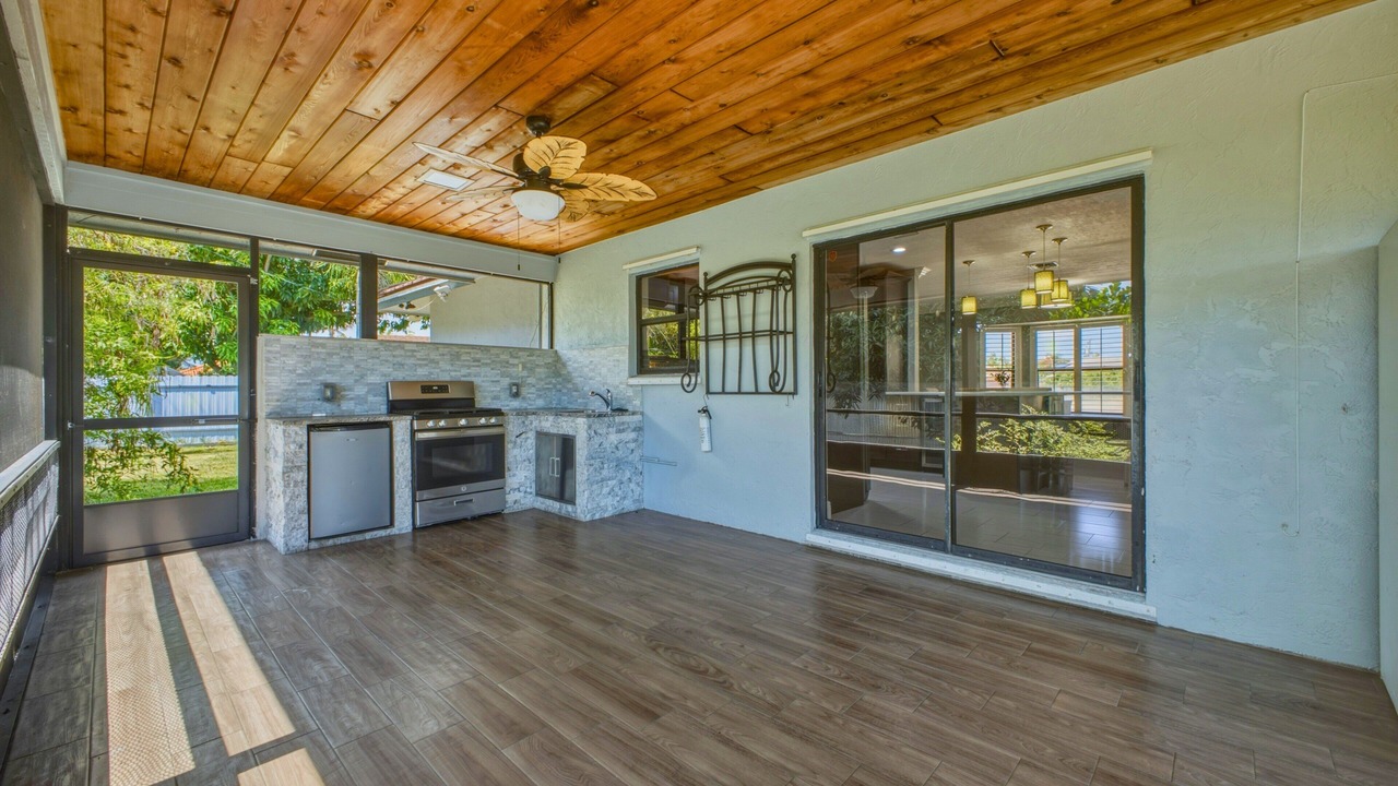 Photo of Kitchen in Lantana