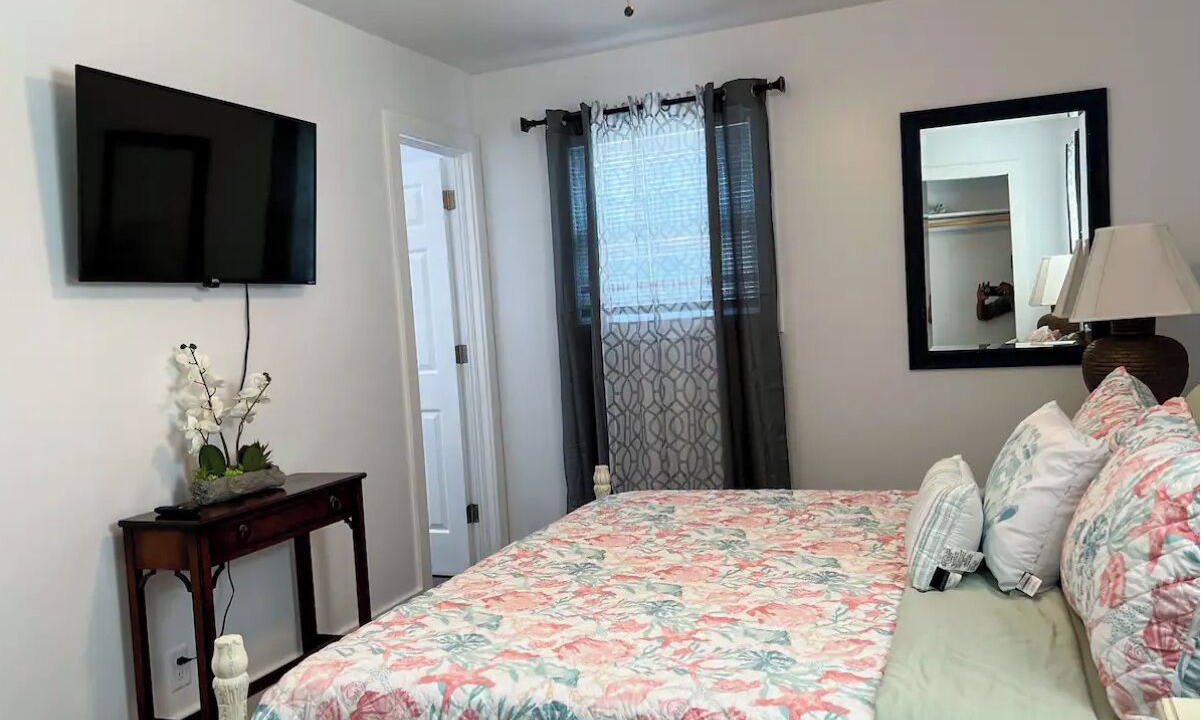 Photo of Bedroom in Country Club Estates