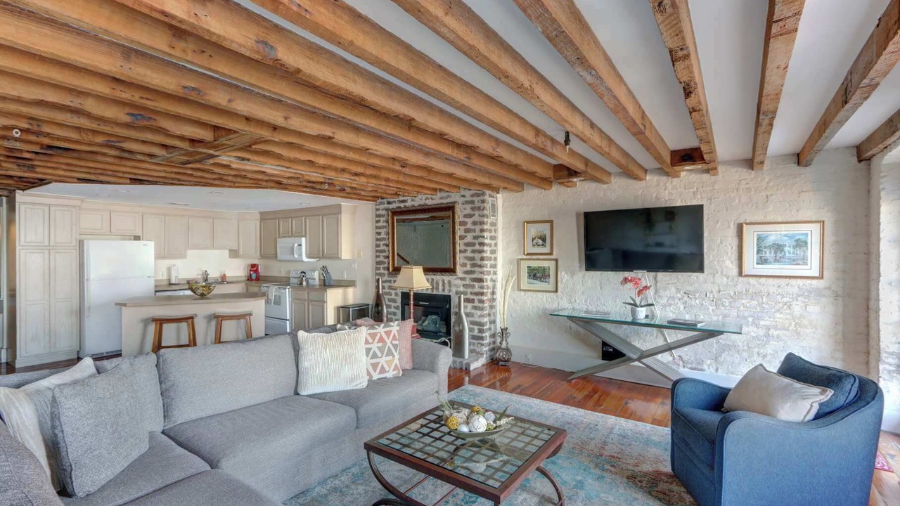 Photo of Livingroom in Historic District - North