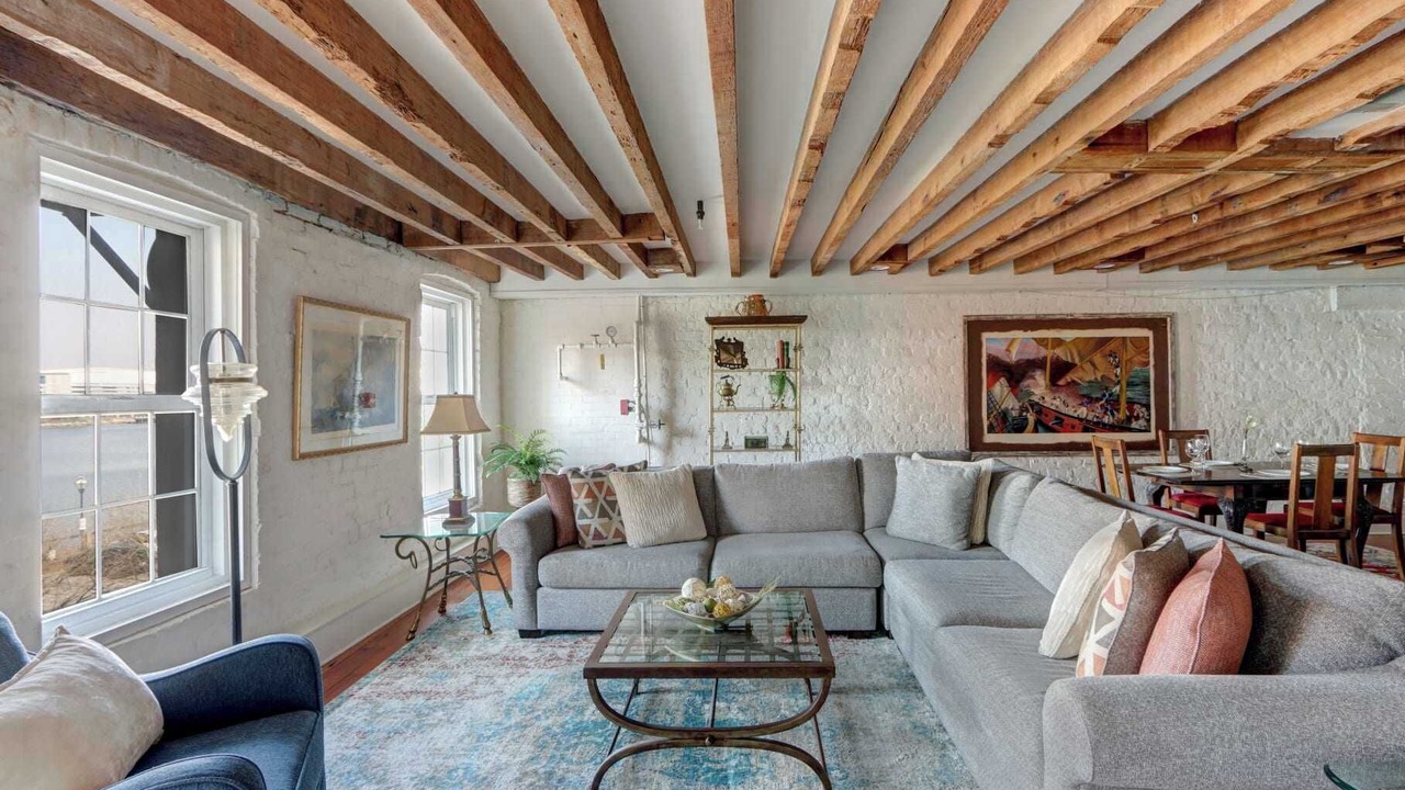 Photo of Livingroom in Historic District - North