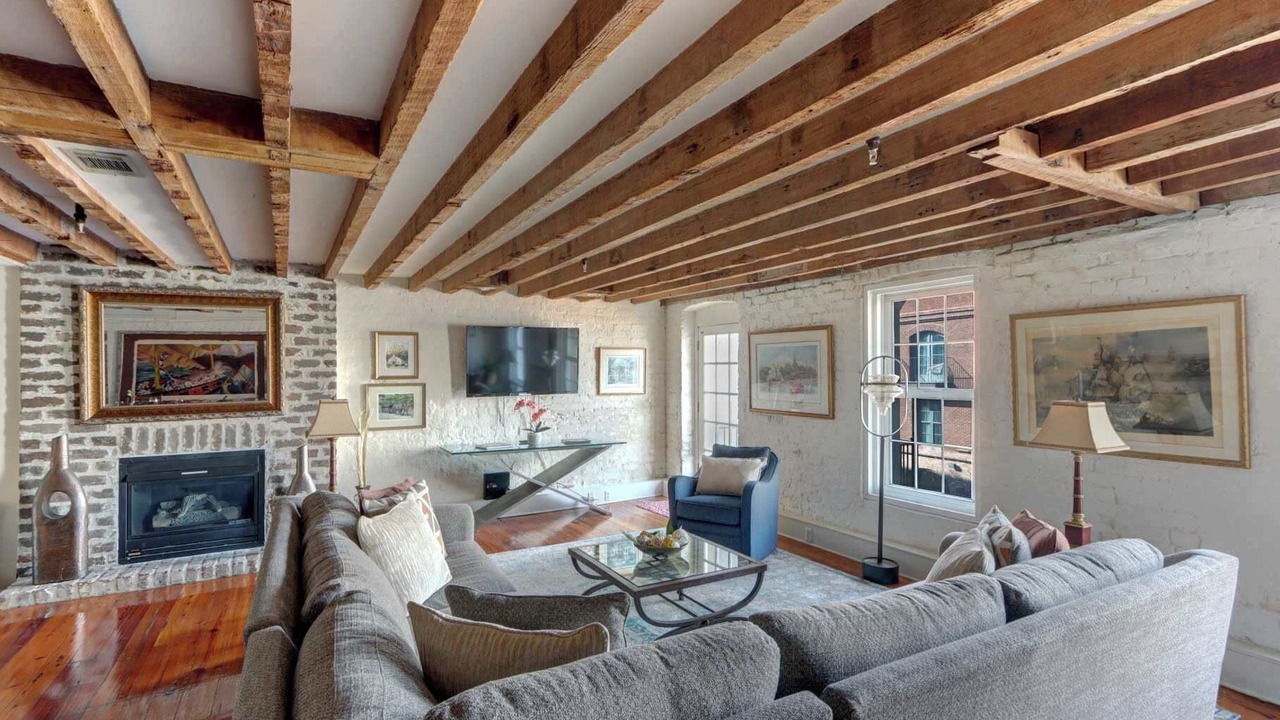Photo of Livingroom in Historic District - North