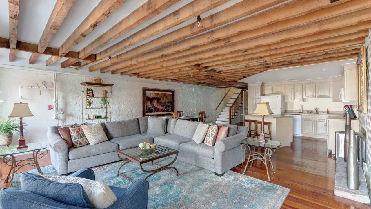 Photo of Livingroom in Historic District - North