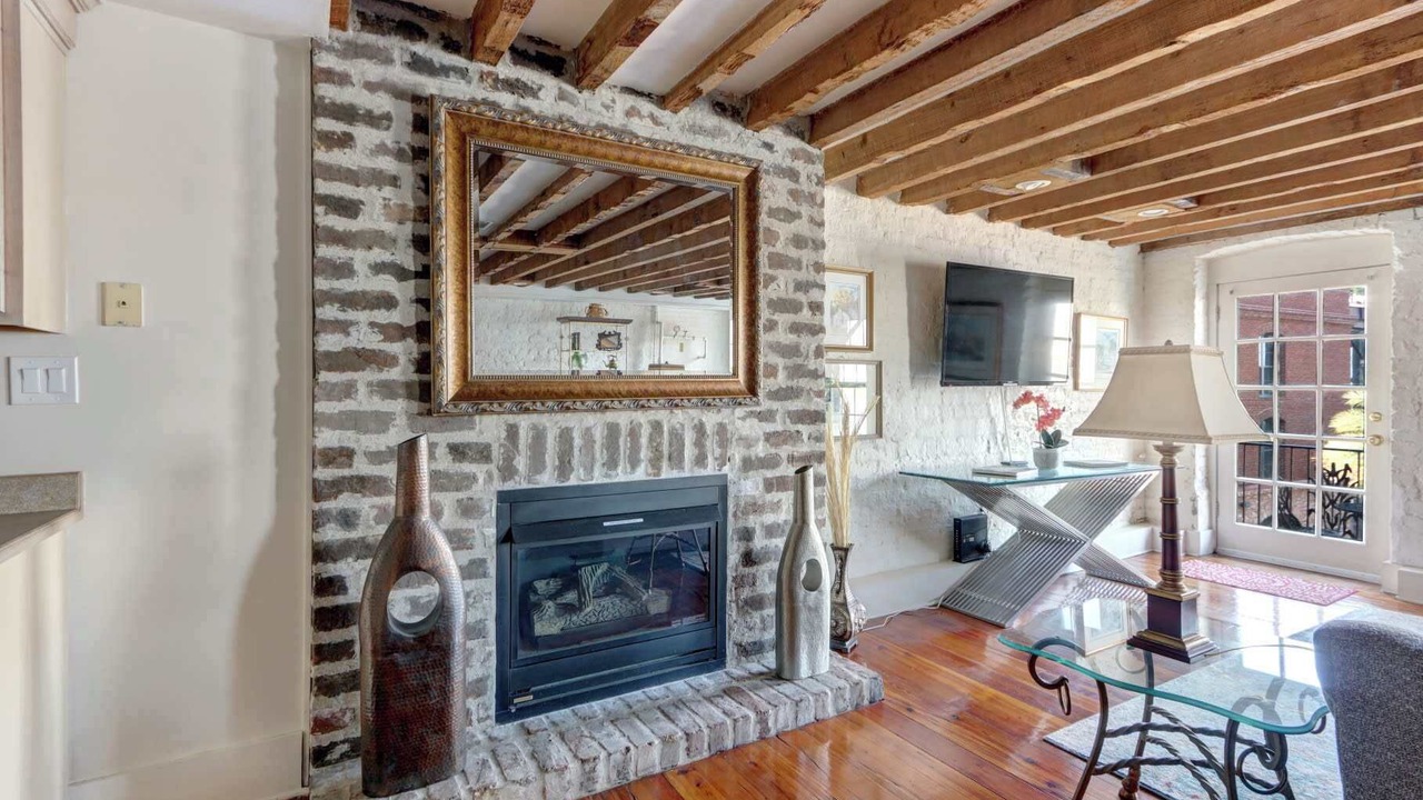 Photo of Livingroom in Historic District - North