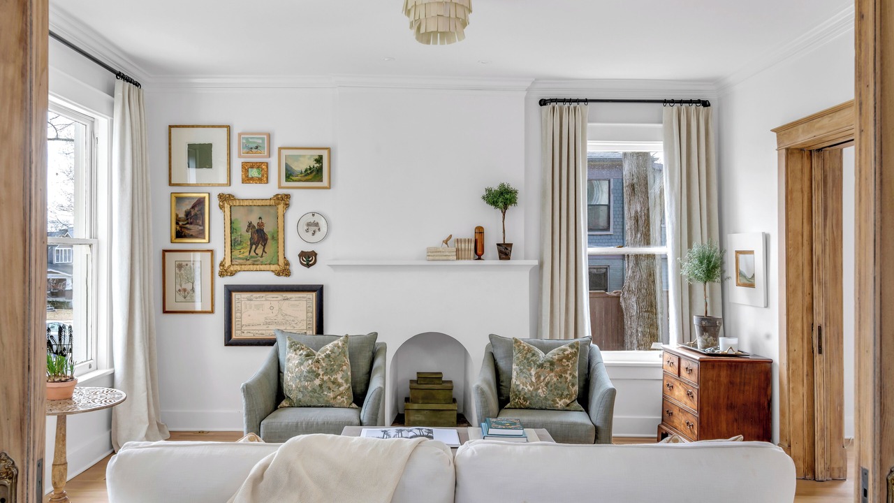 Photo of Livingroom in Belmont - Hillsboro