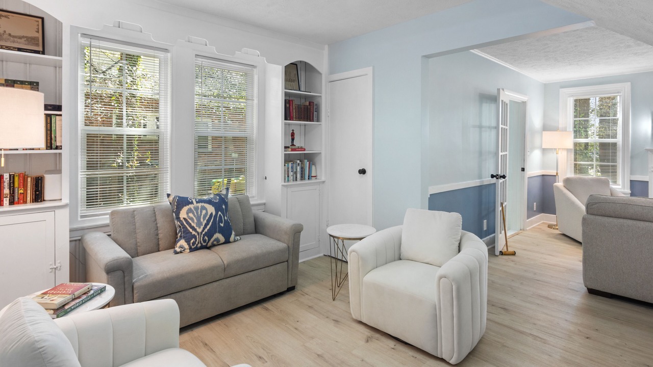 Photo of Livingroom in Forest Hills