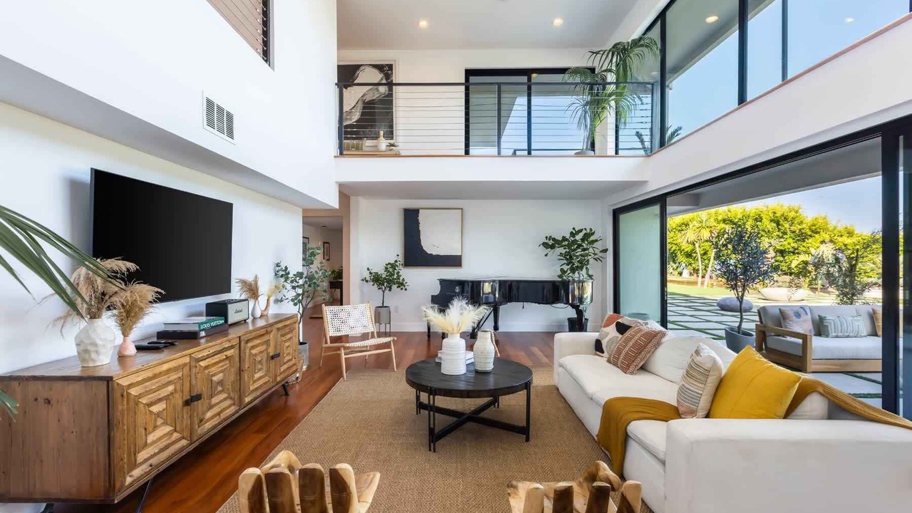 Photo of Livingroom in Central Malibu