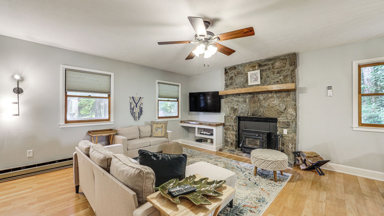 Photo of Livingroom in Maggie Valley