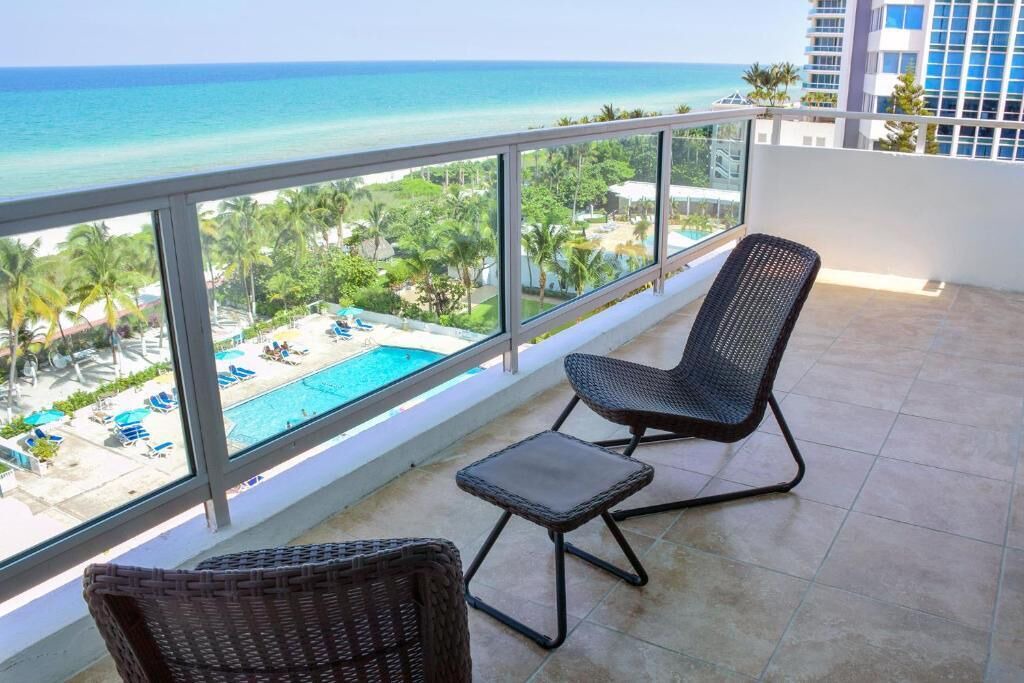 Photo of Patio Balcony in Mid Beach