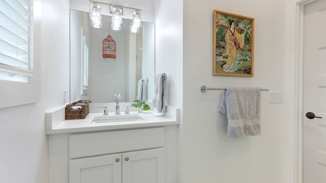 Photo of Bathroom in Thunderbolt