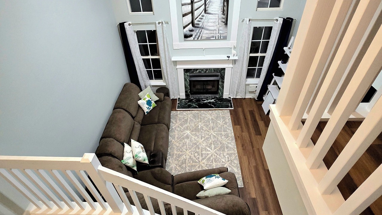 Photo of Livingroom in Davis Lake - Eastfield