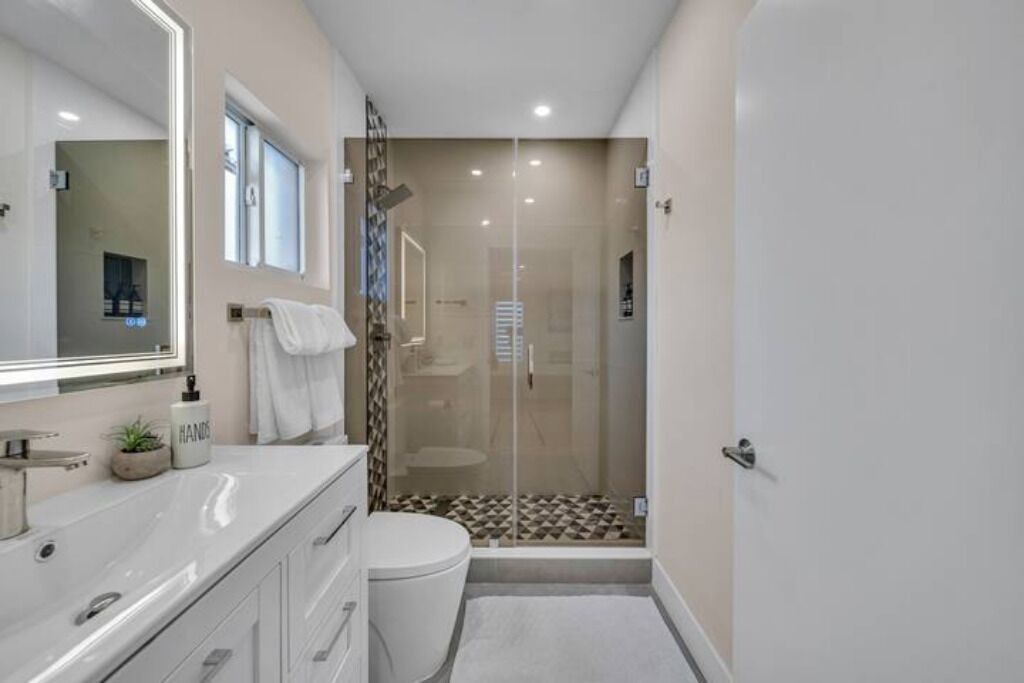 Photo of Bathroom in Golden Glades