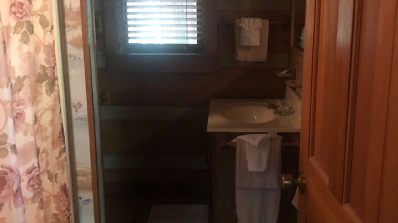 Photo of Bathroom in Cosby
