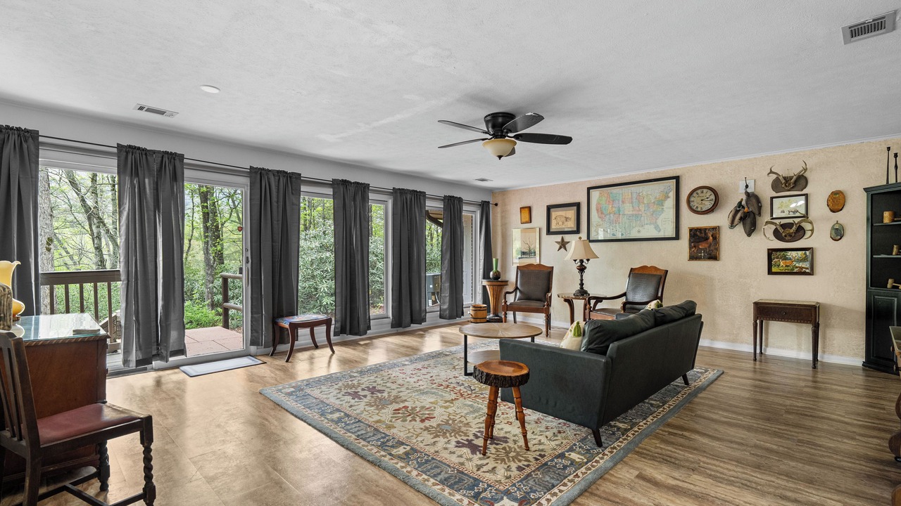 Photo of Livingroom in Rocky Grove