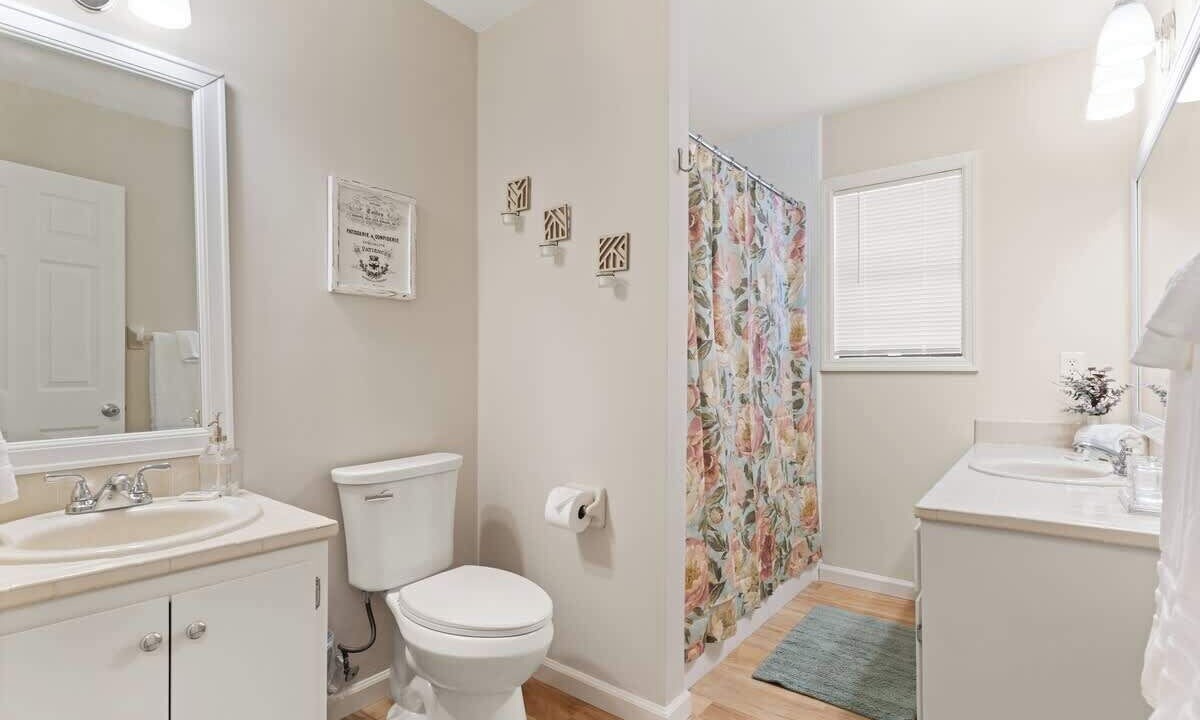 Photo of Bathroom in Dock Junction