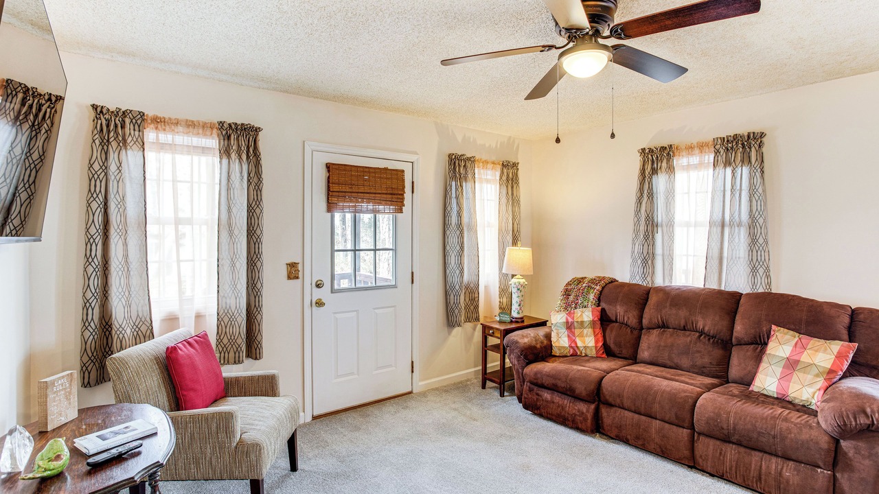 Photo of Livingroom in Hollands Landing