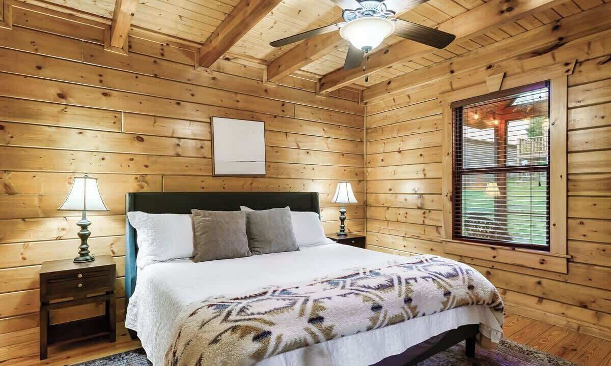 Photo of Bedroom in White Oak Lodge