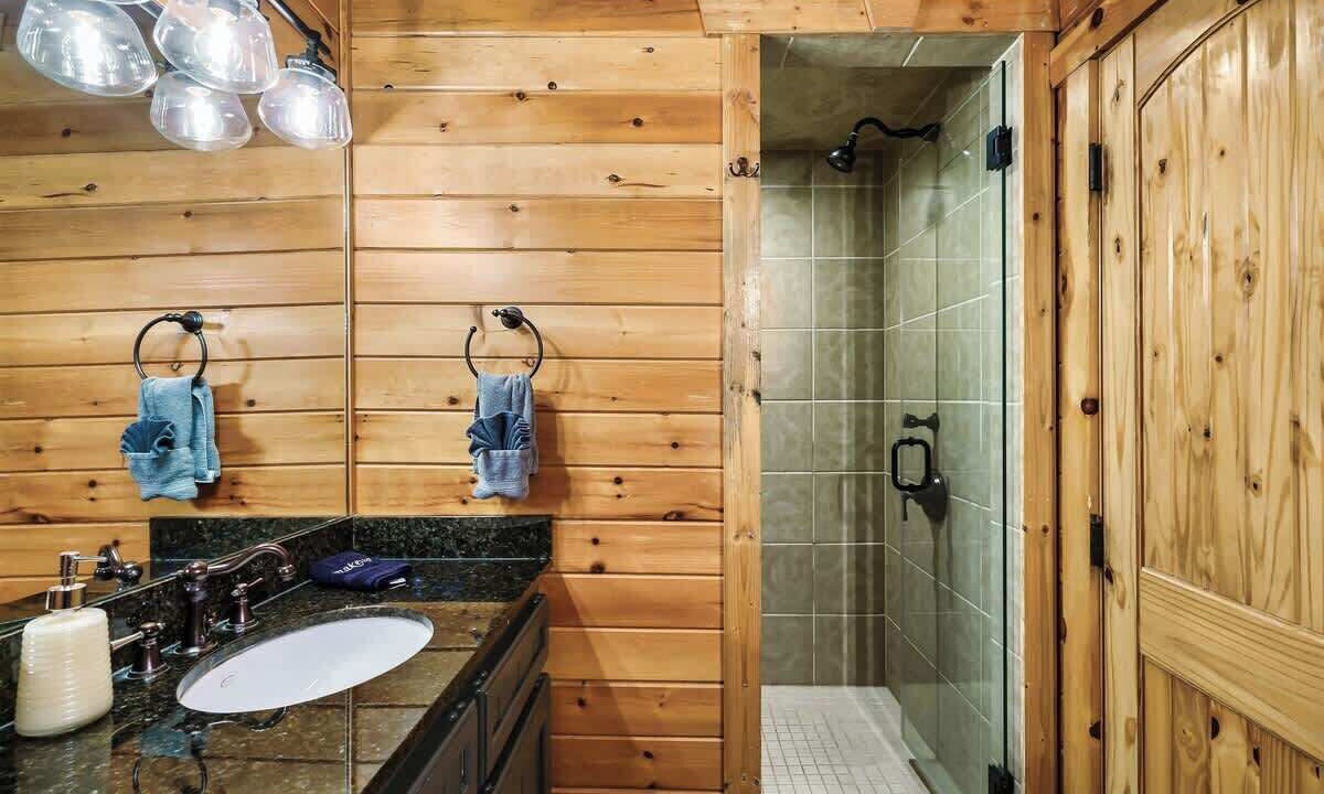 Photo of Bathroom in White Oak Lodge