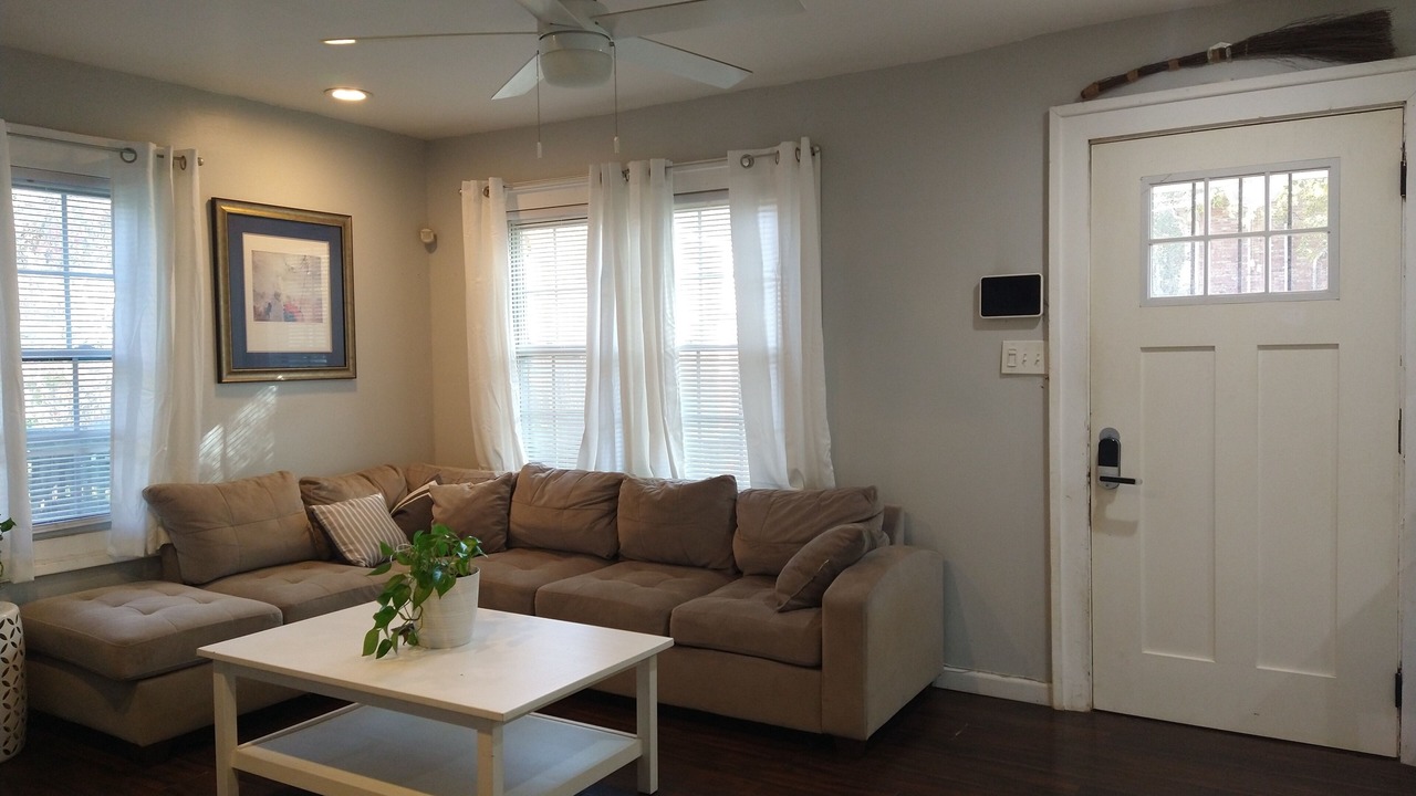 Photo of Livingroom in Jefferson Park