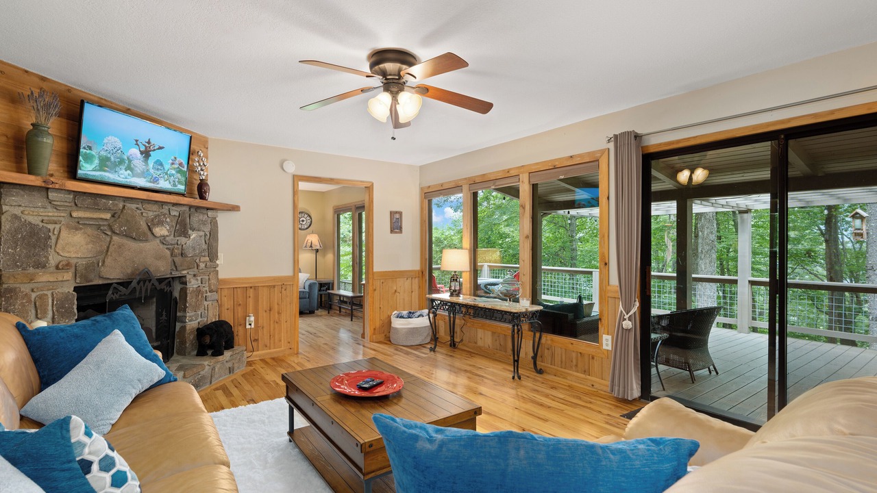 Photo of Livingroom in Maggie Valley