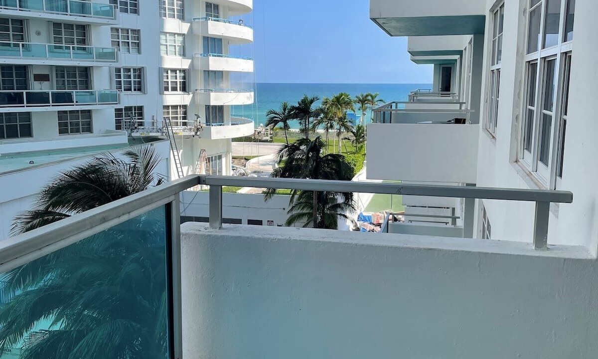 Photo of Patio Balcony in Mid Beach