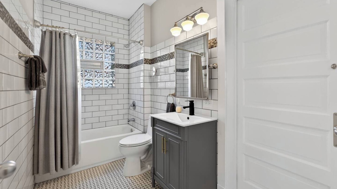 Photo of Bathroom in Rogers Park