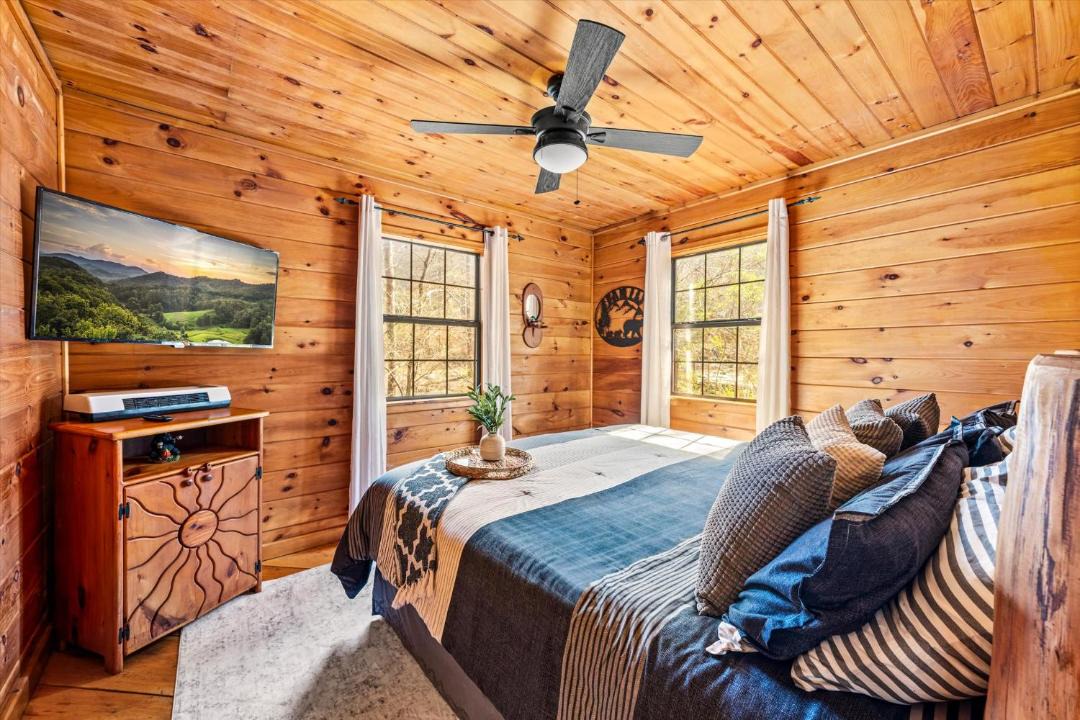 Photo of Bedroom in Rocky Grove