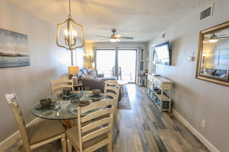Photo of Livingroom in Mid Island
