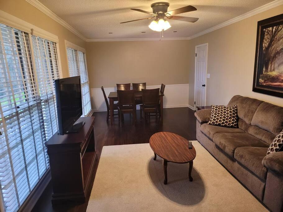 Photo of Livingroom in Guntersville