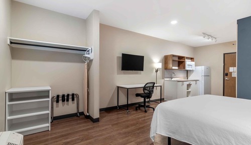 Standard Studio, 1 King Bed, Non Smoking, Refrigerator & Microwave