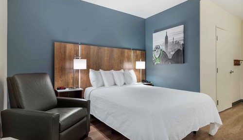 Standard Studio, 1 Queen Bed, Non Smoking, Refrigerator & Microwave