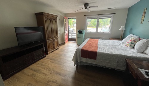 Room, 1 King Bed, Jetted Tub, Mountain View