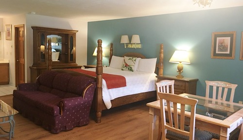 Honeymoon Studio Suite, 1 King Bed, Bathtub, Mountain View