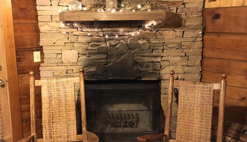 Foxglove Romantic Cabin (Pet Friendly)