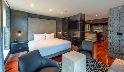Suite, 1 King Bed (Groom)