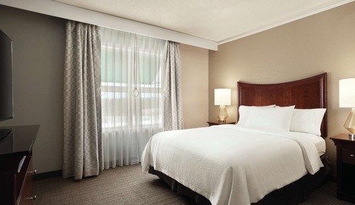 Suite, 1 Queen Bed, Accessible, Bathtub