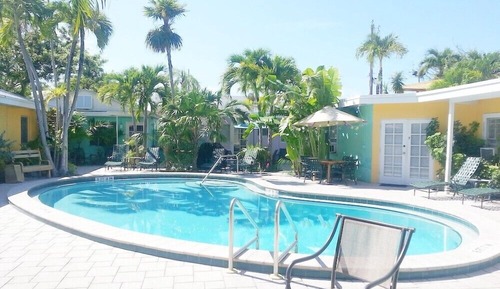 Queen Suite #2, Full Kitchen, Ground Floor, Pool View, Private Bathroom