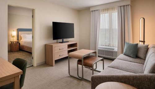King Suite with Accessible Tub - Mobility and Hearing Access/Non-Smoking