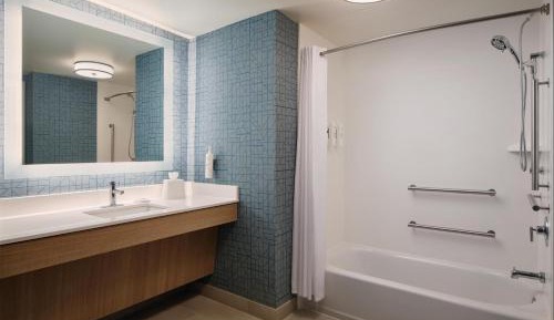 Suite with Two Queen Beds and Tub - Mobility and Hearing Access/Non-Smoking