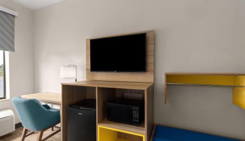 King Room with Roll-in Shower - Mobility Access/Non-Smoking