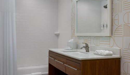 One-Bedroom Queen Suite - Non-Smoking