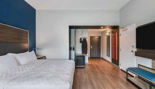 King Room with Walk-In Shower - Mobility Accessible