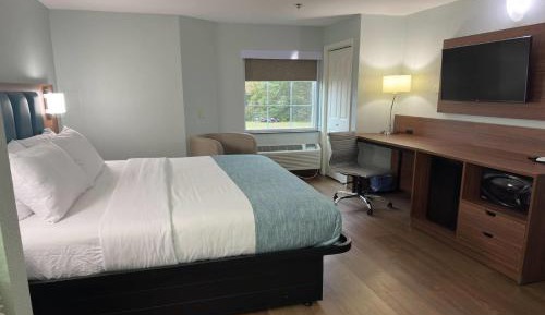 Queen Room with Bathtub w/Grab Bars - Mobility Accessible/Non-Smoking