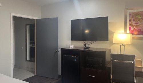 1 King Bed | Non-Smoking, Kitchen