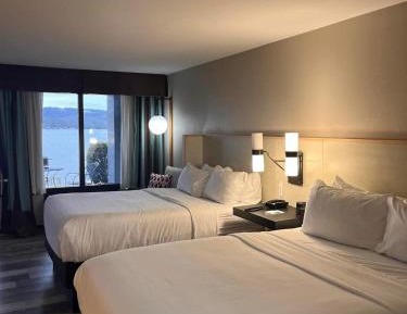 Deluxe Queen Room - LAKEFRONT