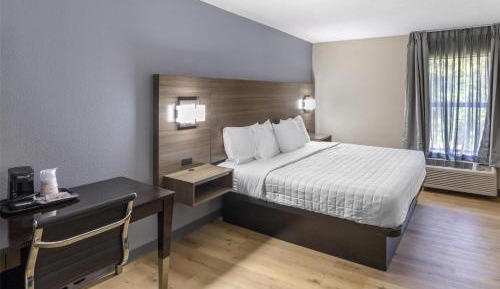 Suite with One King and One Queen Bed - Non-Smoking